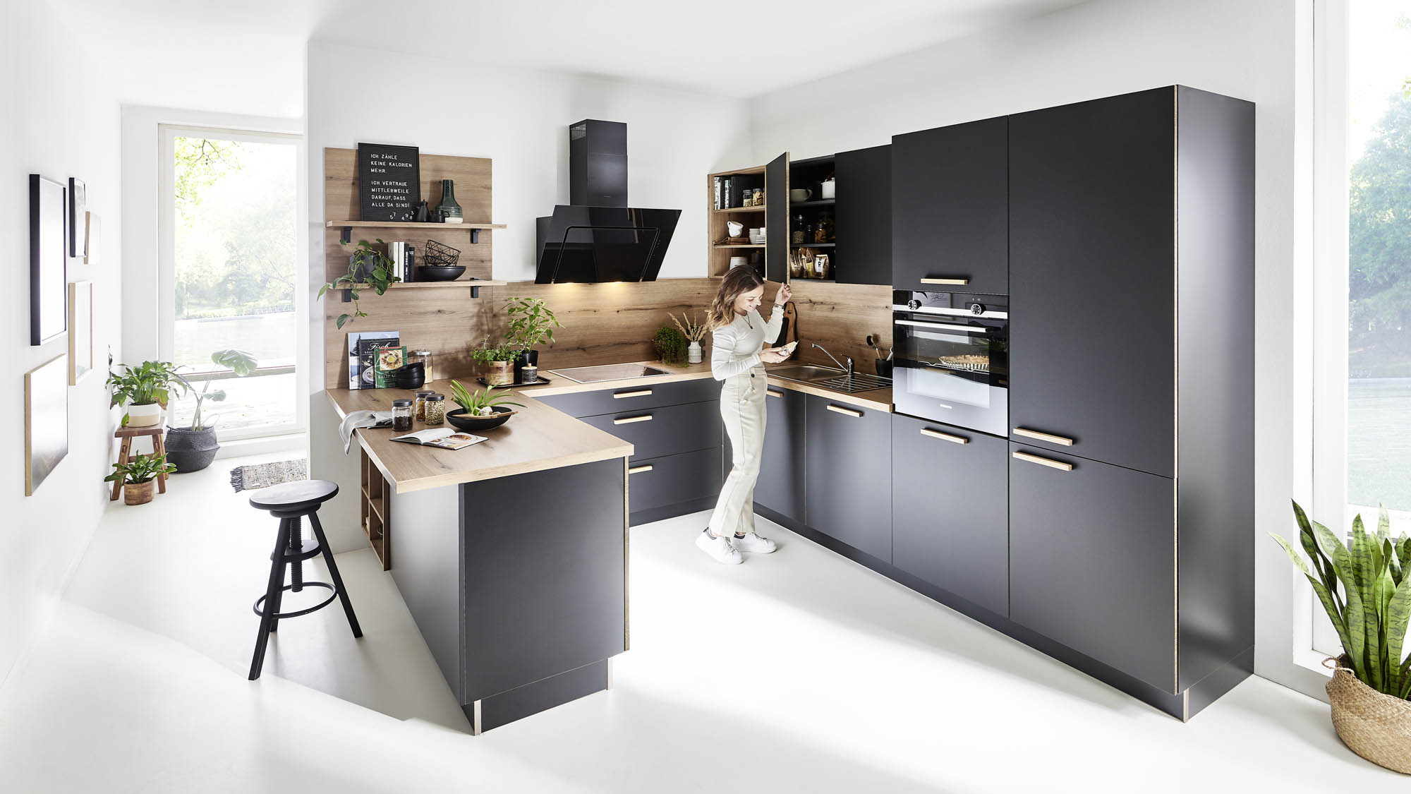 Nolte Flair Design Küche U-Form schwarz matt / Holzoptik 