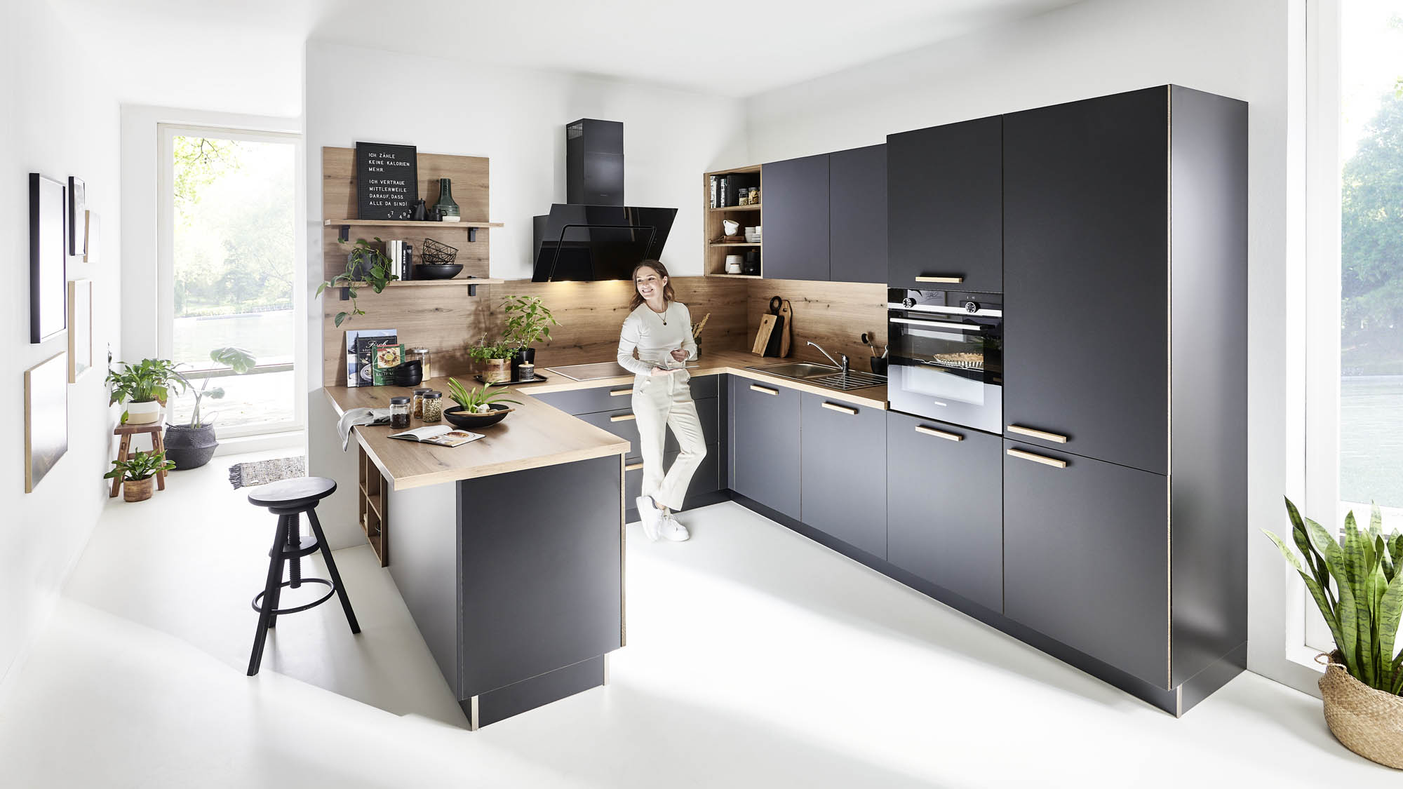 Nolte Flair Design Küche U-Form schwarz matt / Holzoptik 